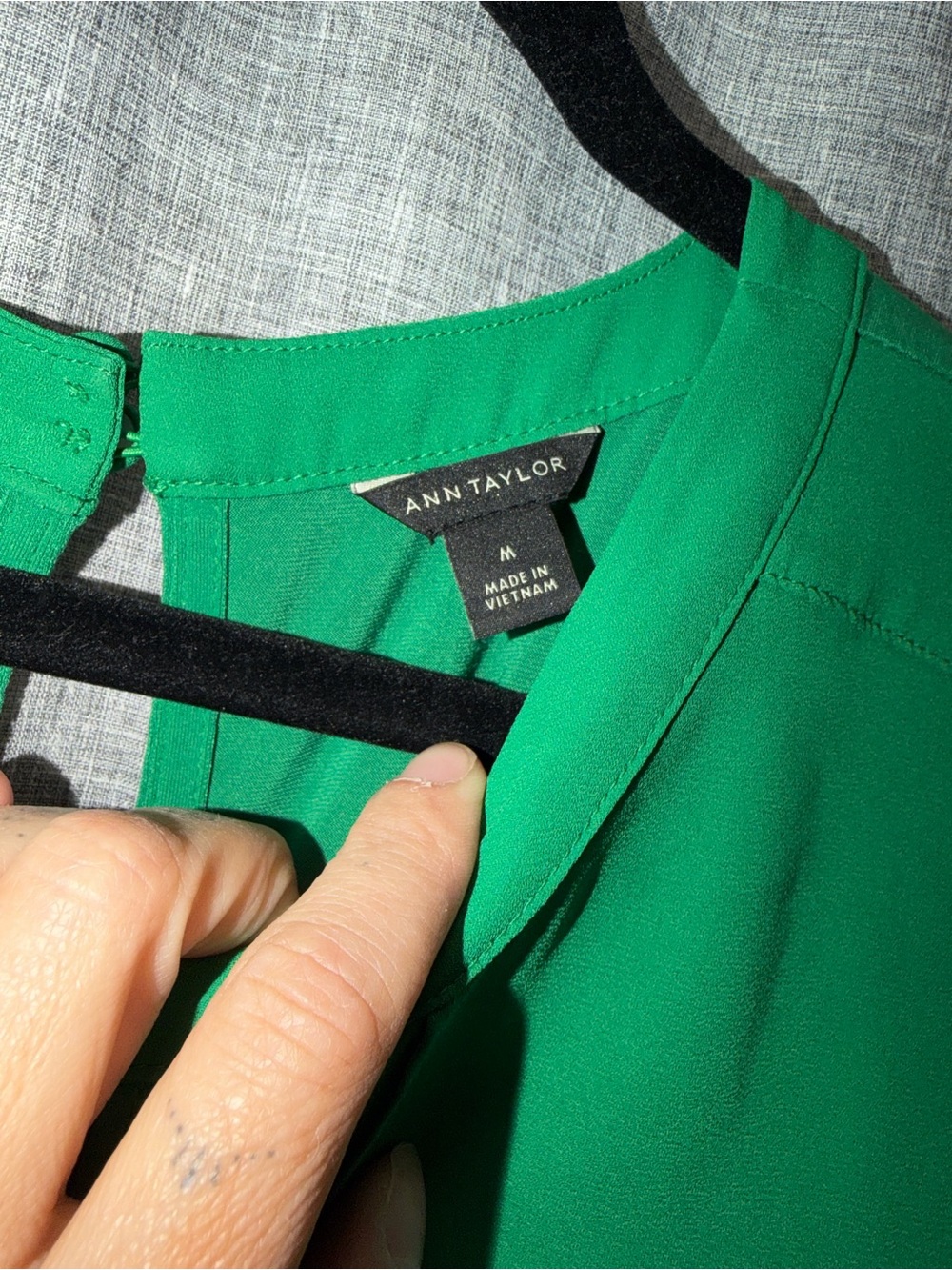 Ann Taylor Emerald Green Short-Sleeve Pintuck Blouse Med - Picture 2 of 4
